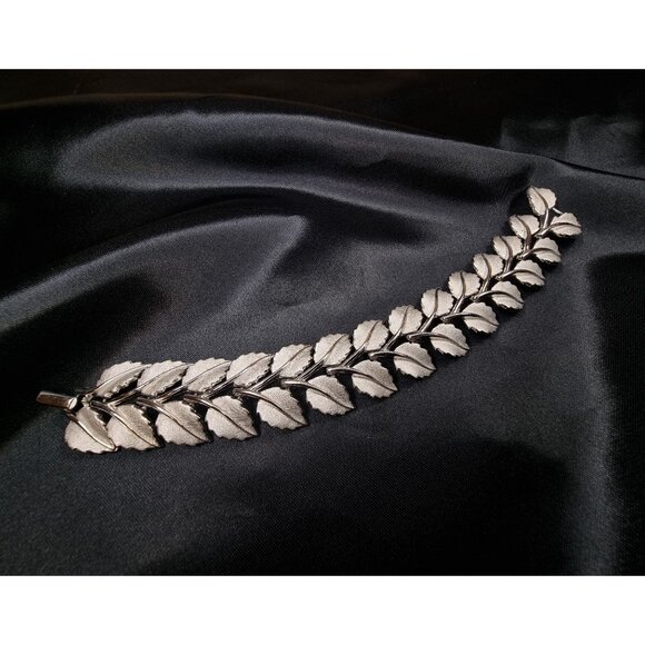 Vintage 1950s Trifari Silver-Tone Leaf Motif Bracelet For Women - Picture 2 of 5